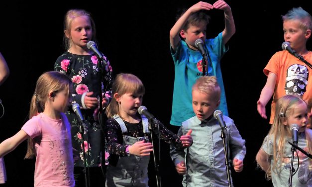 Både ville og tamme dyr og barn på Halti-scenen