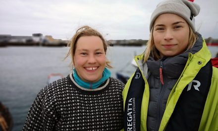 Tøffe kvendamer rodde over Varangerfjorden