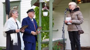 Eierne av gamle Sappen skole, Else og Tore Elvestad, tar i mot velfortjent diplom fra riksantikvarisk hold. (Foto: Arne Hauge)