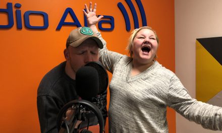 Heidi og Martin synger Queen på kvensk
