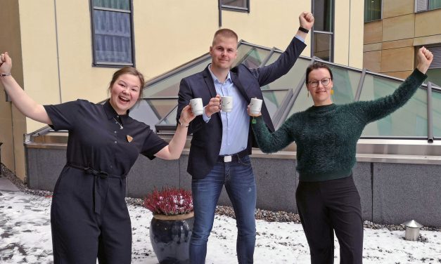 Tre ganger tre hurra for «Kolme!»