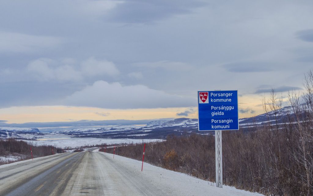 Rundt 50 av 180 nye flerspråklige skilt er på kvensk