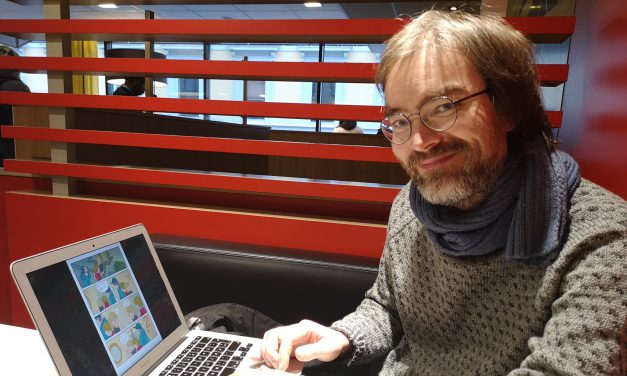 Jobber med en tegneseriebok på kvensk
