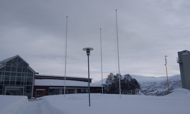 Tomme flaggstenger i en folketom by • Tyhjät flakutangot tyhjässä kaupungissa