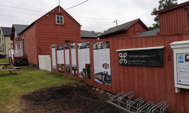 I sommer er Varangerhus-utstillingen tilgjengelig utendørs