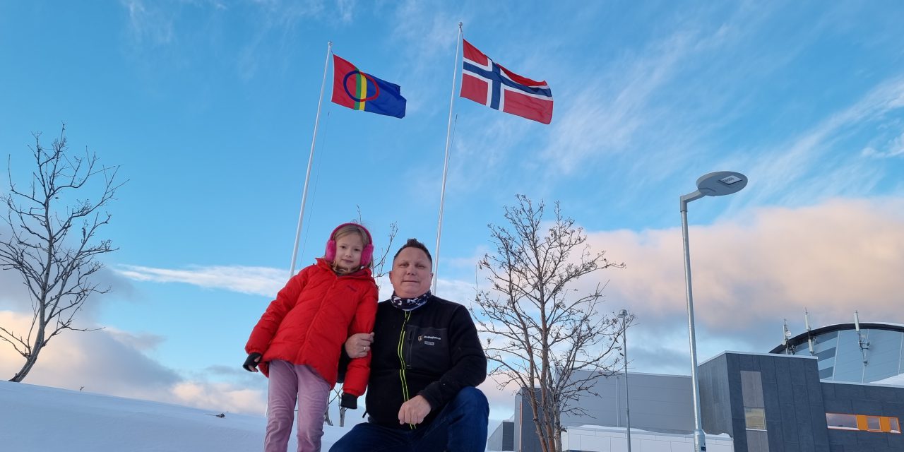 Lihkku beivviin: Far og datter heiste flaggene