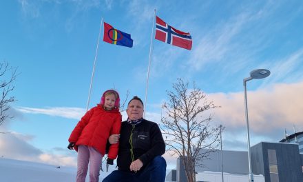 Lihkku beivviin: Far og datter heiste flaggene