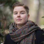 Er lei av KI og søker tilbake til naturen med ny diktbok