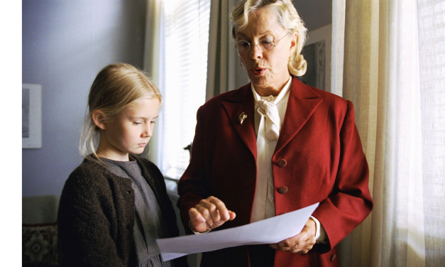 På kino i kveld: Se Elinas strev mot lærerinna Tora