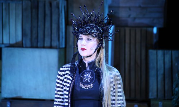 Kvääniteatteri får drahjelp