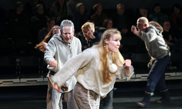 Heng med og hold på parykken