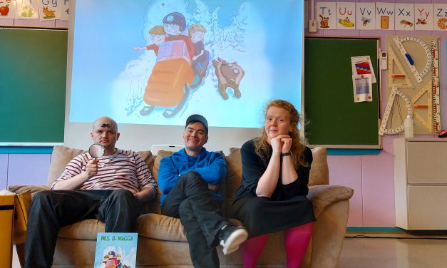 Markerer dagen med Nils & Magga – på teaterscenen