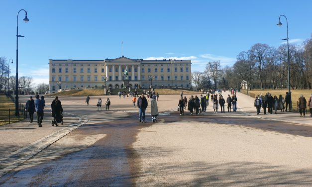 Kongehus og myndigheter hilste kvenene
