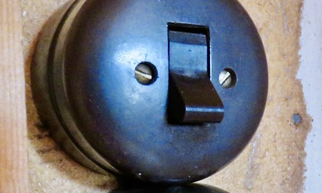 Gammel bryter • Vanha sähkökytkin