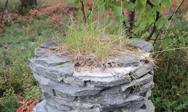 Hjemmelaget portstolpe • Kototekonen portinpieli