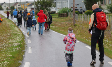 Gledet ungene med forundringsvandring i bygda