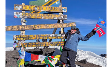 Eufori for Liss (55) på toppen av Kilimanjaro