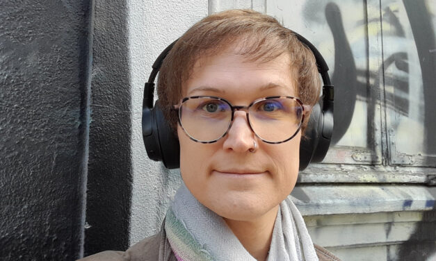 Skriver dikt og historie på samme tid