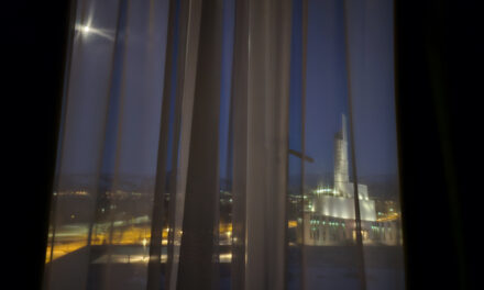 Sover kvenene på perrongen mens toget går?