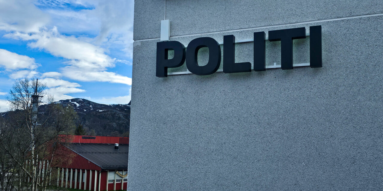Kvenene inne i ny veileder hos politiet