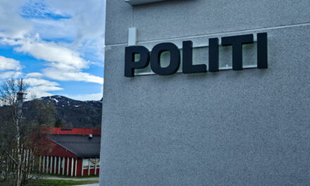 Kvenene inne i ny veileder hos politiet
