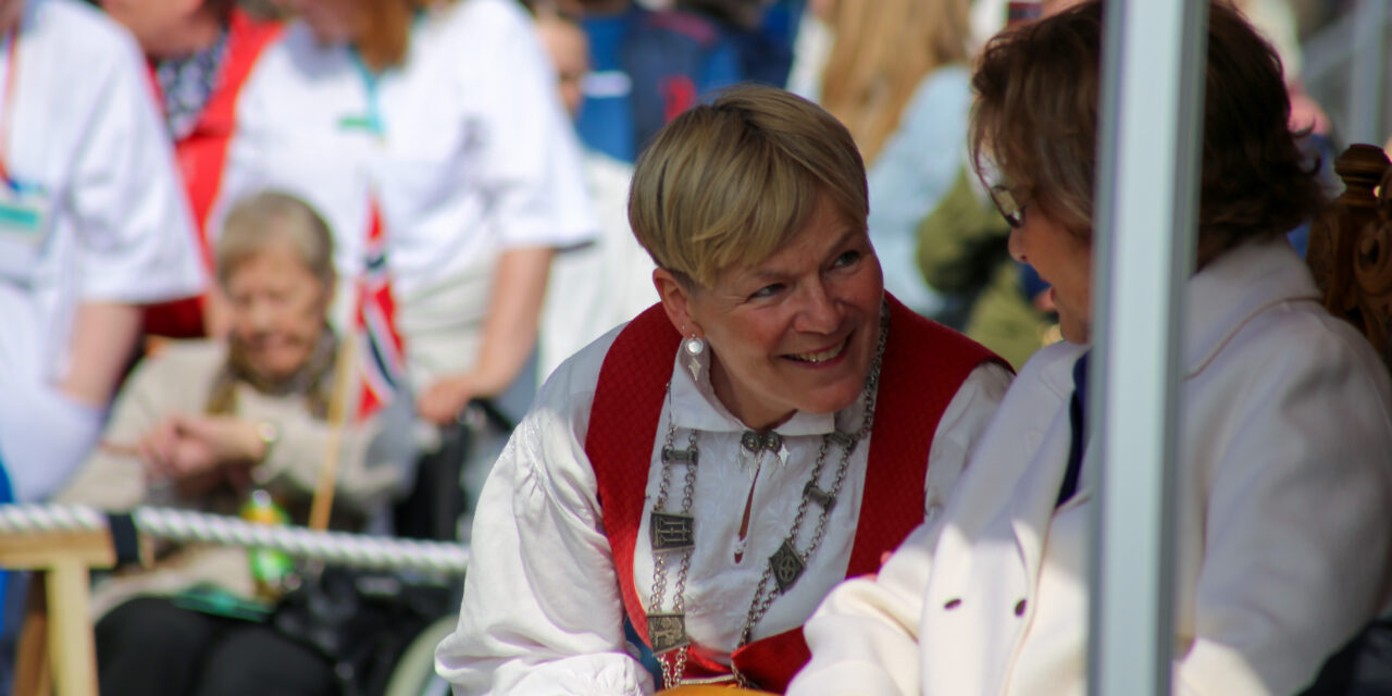 Hun og minst 11 andre ordførere i fylket flagger