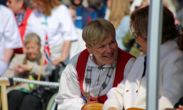 Hun og minst 11 andre ordførere i fylket flagger