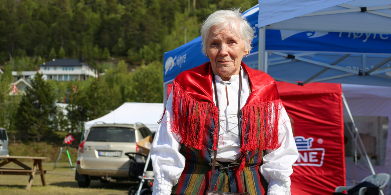 Kongebesøk: Lilly (85) møtte opp i kvendrakt