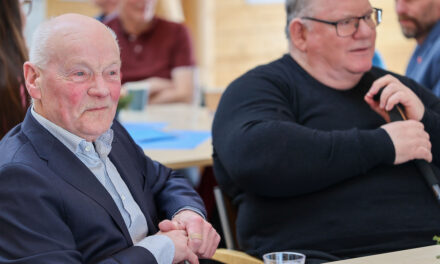 Hän kasus ylös issoin kans