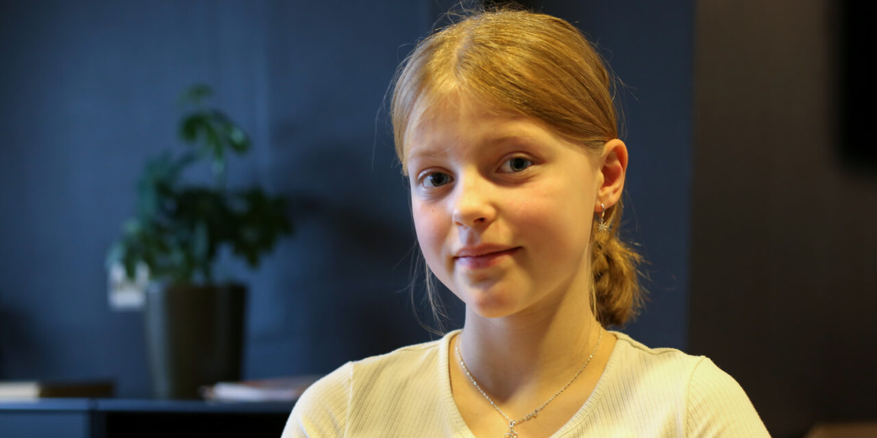 Elida (11) gleder seg til å presentere låtene sine