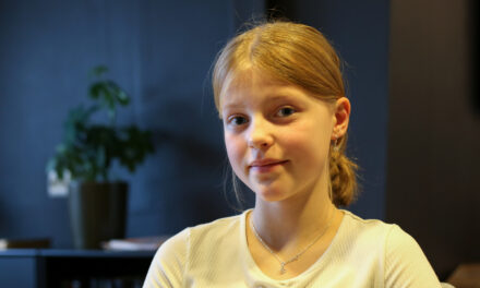 Elida (11) gleder seg til å presentere låtene sine
