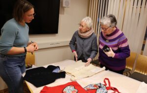 Det studeres, diskuteres og vurderes. (Kuva: Kjærstin Berntzen)