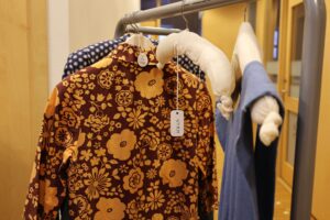 Et lite utvalg av kjoler som deltakerne kan lage nye versjoner av. (Kuva: Kjærstin Berntzen)