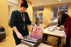 Permer med vevde stoffprøver fra Gamslett. (Kuva: Kjærstin Berntzen)