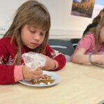 Johanna (8) og Jonette (9) på kvensk juleverksted