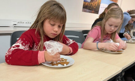 Johanna (8) og Jonette (9) på kvensk juleverksted