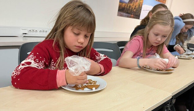 Johanna (8) og Jonette (9) på kvensk juleverksted