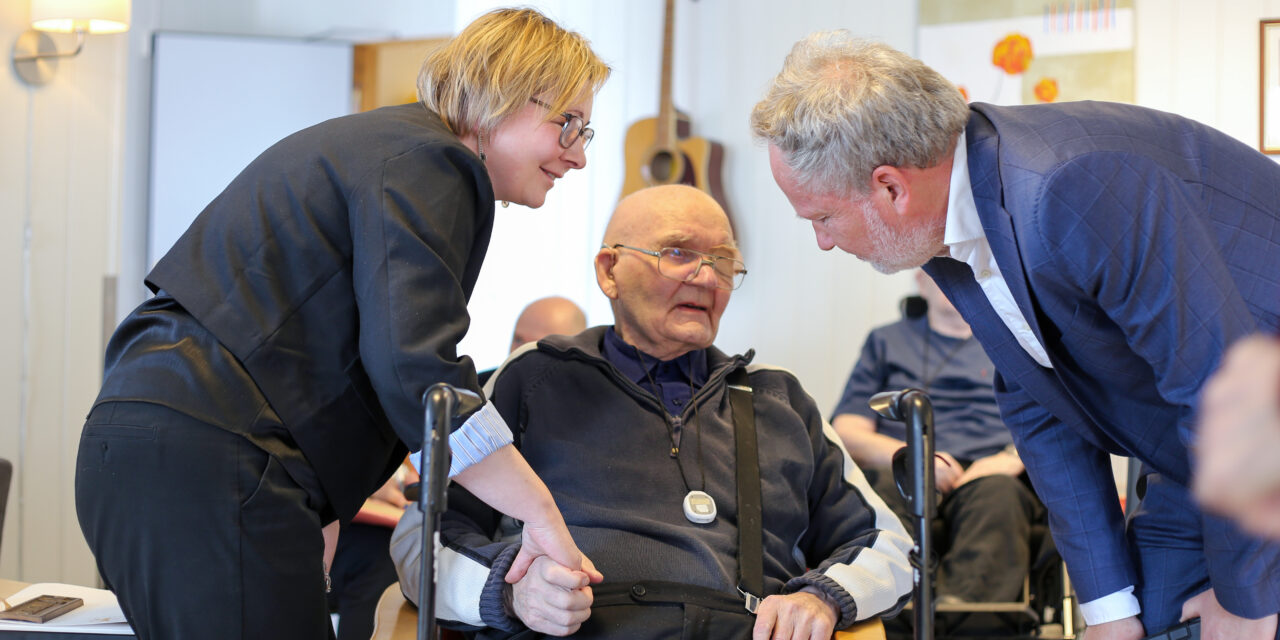 Hans (95) reddet Nergaardhuset – Bar ut over 5000 bøtter med masser