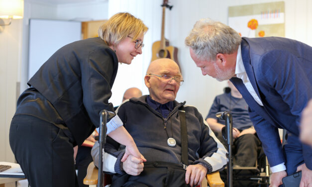 Hans (95) reddet Nergaardhuset – Bar ut over 5000 bøtter med masser