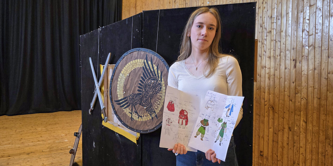 Elisabeth (17) har designet kostymene