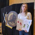 Elisabeth (17) har designet kostymene