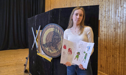 Elisabeth (17) har designet kostymene