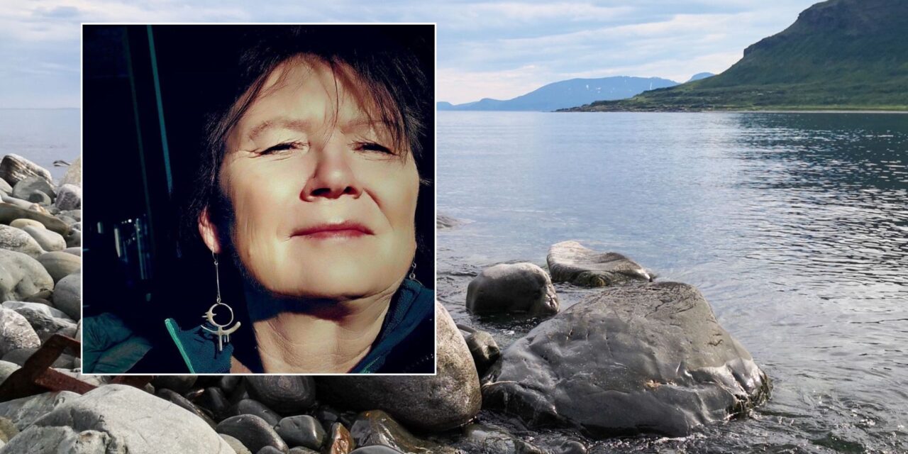 – Jeg herjer litt med Petter Dass