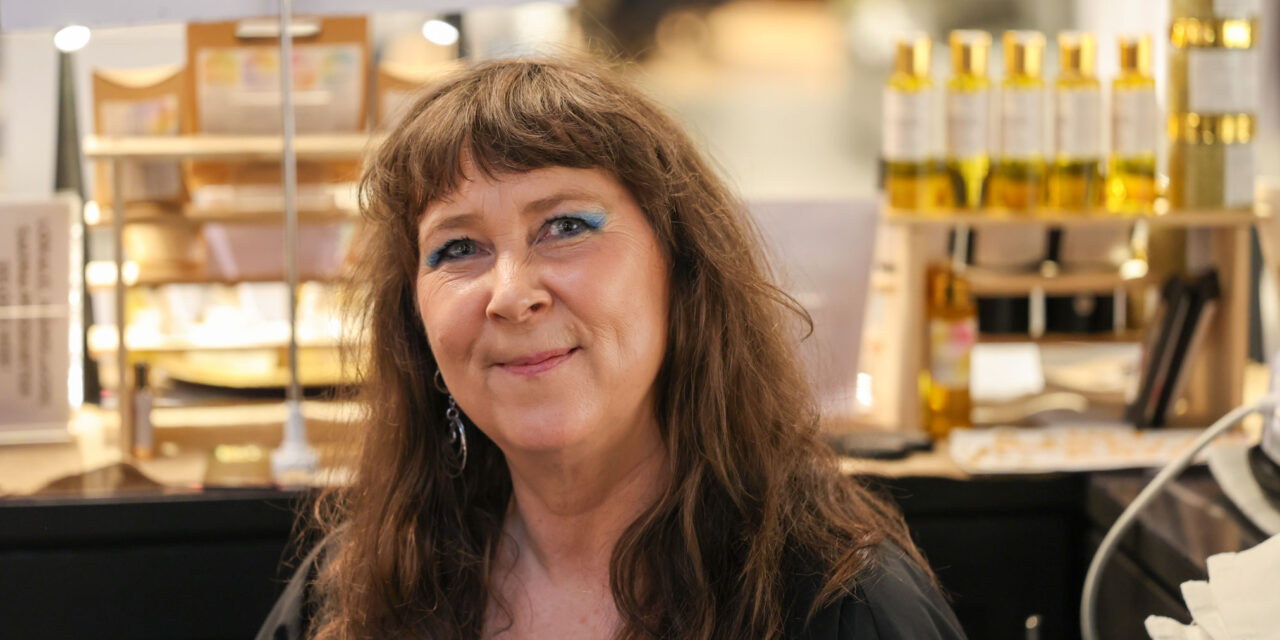 Urtedame byr på kvenske saunaoljer: «Det er naturen som helbreder»