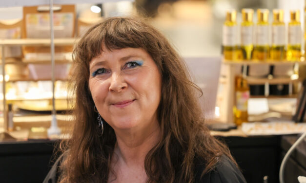 Urtedame byr på kvenske saunaoljer: «Det er naturen som helbreder»