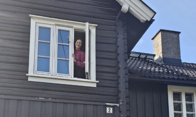 Boligmarkedet tvinger Kyläpeli-regissør sørover