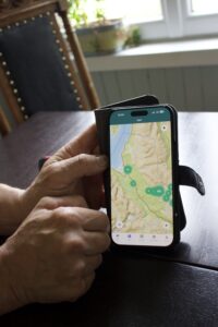 Teknologien fører til ny vending i landbruket. Gjennom en app kan bonden følge med på buskapen på fjellbeite. En sender på klaven til sauen sender signaler på nettet.